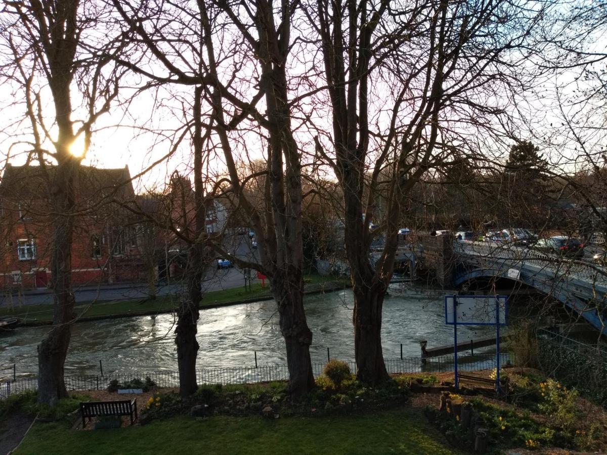 River Hotel Oksford Zewnętrze zdjęcie